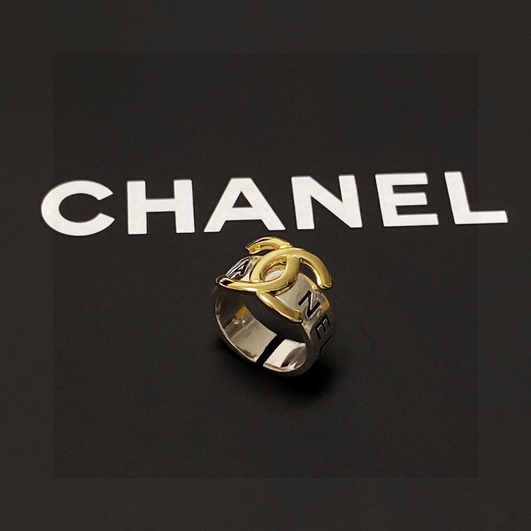 Chanel double C logo ring: Chanel's iconic double C logo ring! The simple design is exquisite, makes your hands appear whiter, and is incredibly versatile, easily layered with other styles. Thank you for viewing our auction