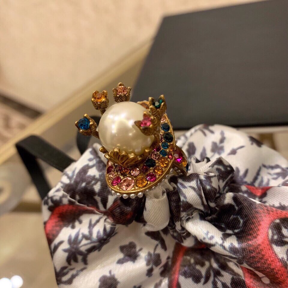 Gucci floral pearl diamond ring, vintage metal.: Gucci's long-awaited floral pearl and diamond ring features a vintage metal design, a trendy retro style, and fashionable colored diamonds with Swarovski crystals. The bold embellishments and vibrant