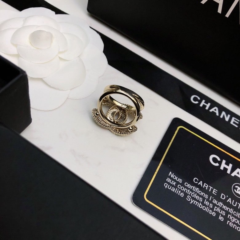 Chanel's classic double C ring: Chanel's classic double C rings are all incredibly beautiful, exquisite, and elegant, exuding a sophisticated charm. Thank you for viewing our auction and we look forward to serving you as a valued