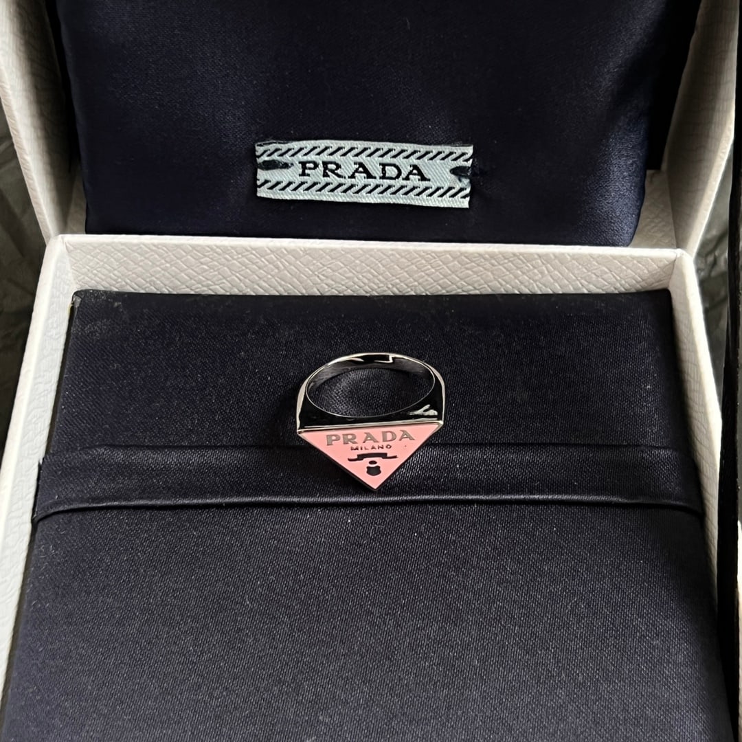 Prada ring: The Prada ring is exquisite and timeless, making a stunning debut. The overall details are truly delightful, elegant yet fashionable, highlighting French sophistication. Thank you for viewing our auct