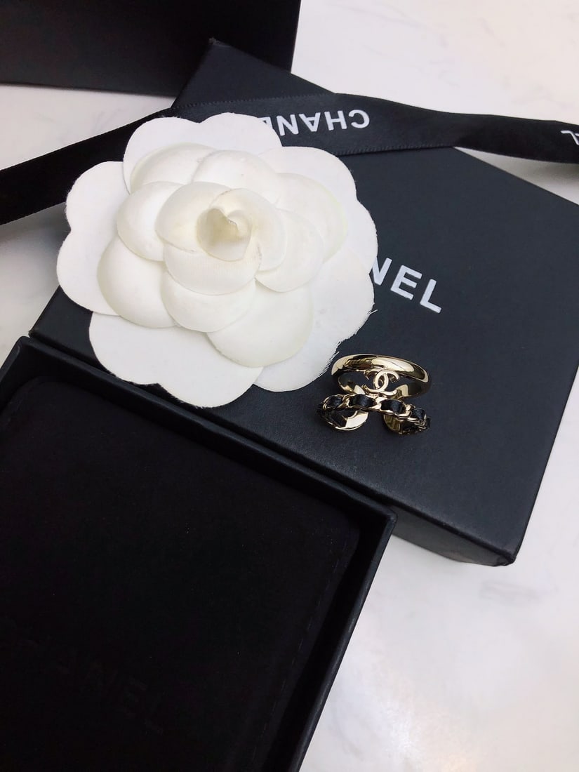 ring: The openwork leather ring has a very retro feel. Thank you for viewing our auction and we look forward to serving you as a valued Gold Standard Auctions customer! Each item has been carefully