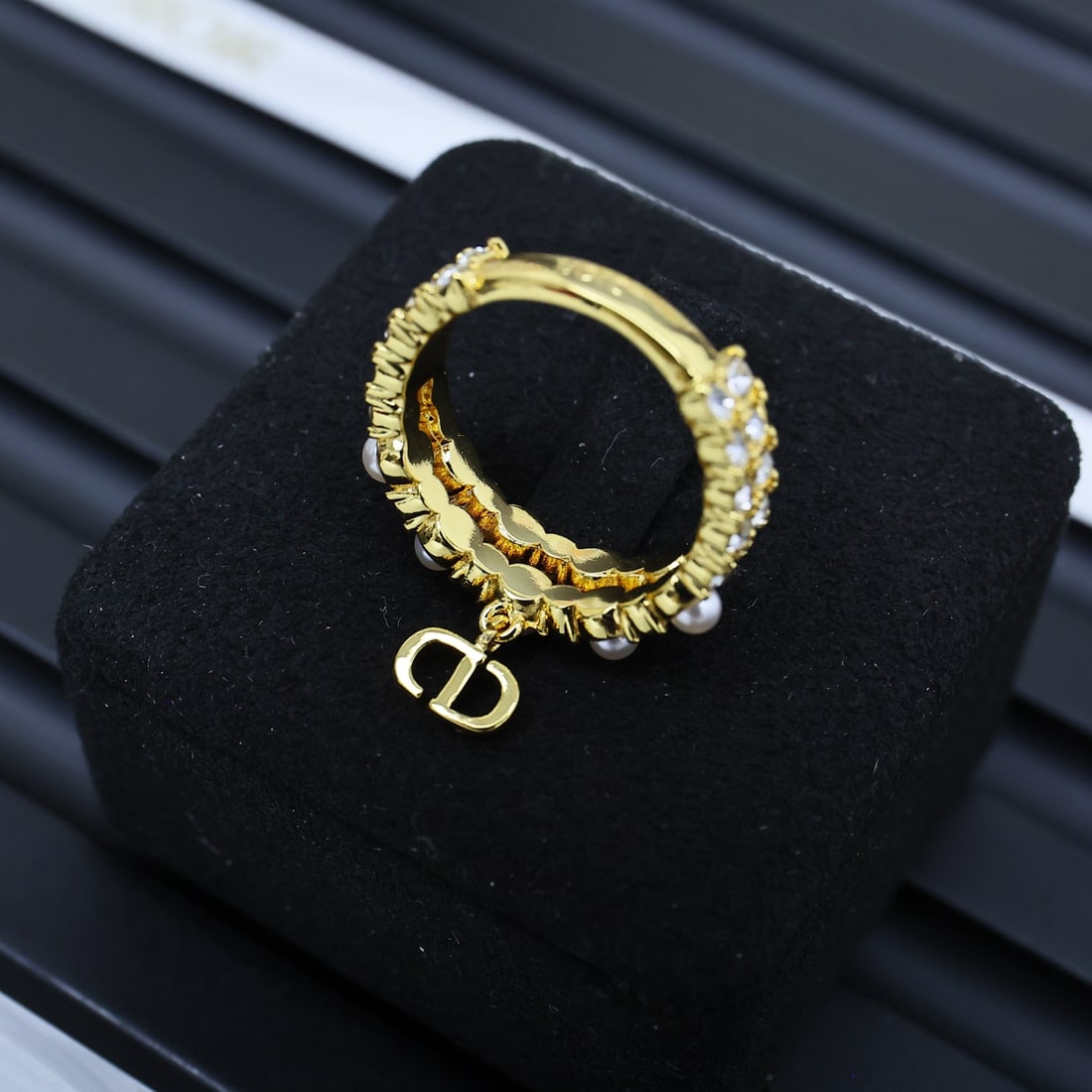 Dior double pearl ring: Dior's double-strand pearl ring is bursting with girlish charm, perfect for an early summer ritual. Dior earrings are so girly! Every glimmer in the sunlight is a romantic signal. Thank you for