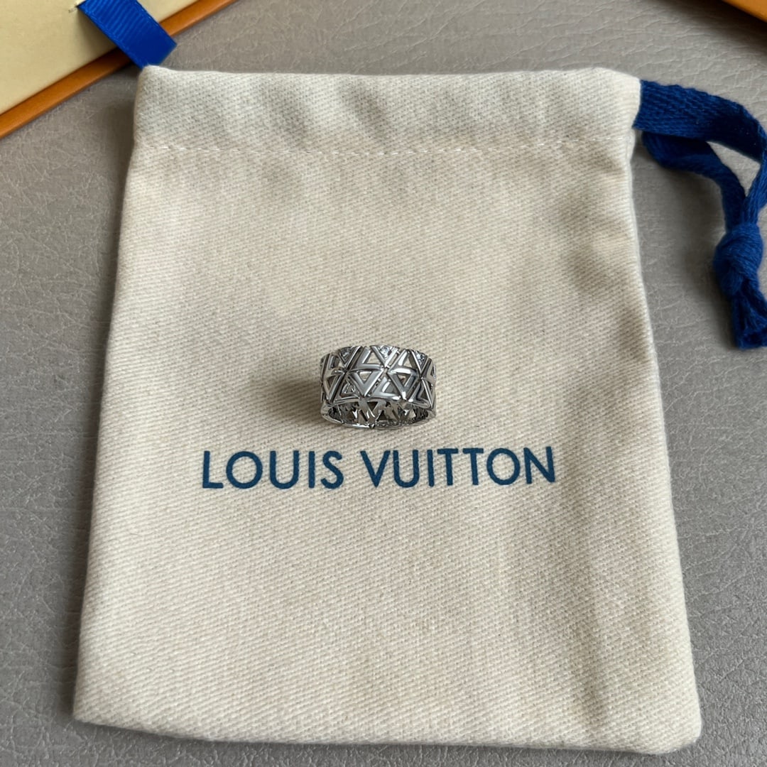LV ring: The LV Volt Mesh ring showcases an intricate geometric grid structure, also composed of triangular links bearing the shapes of "L" and "V". The new ring is adorned with round diamonds, and the delicat