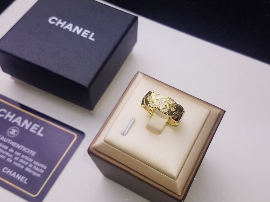 CHANEL quilted ring: CHANEL quilted ring, one side diamond-studded, the other quilted - real photos! High-end jewelry Coco Crush! CHANEL COCO CRUSH! series high jewelry rings are very timeless. Thank you for viewing our