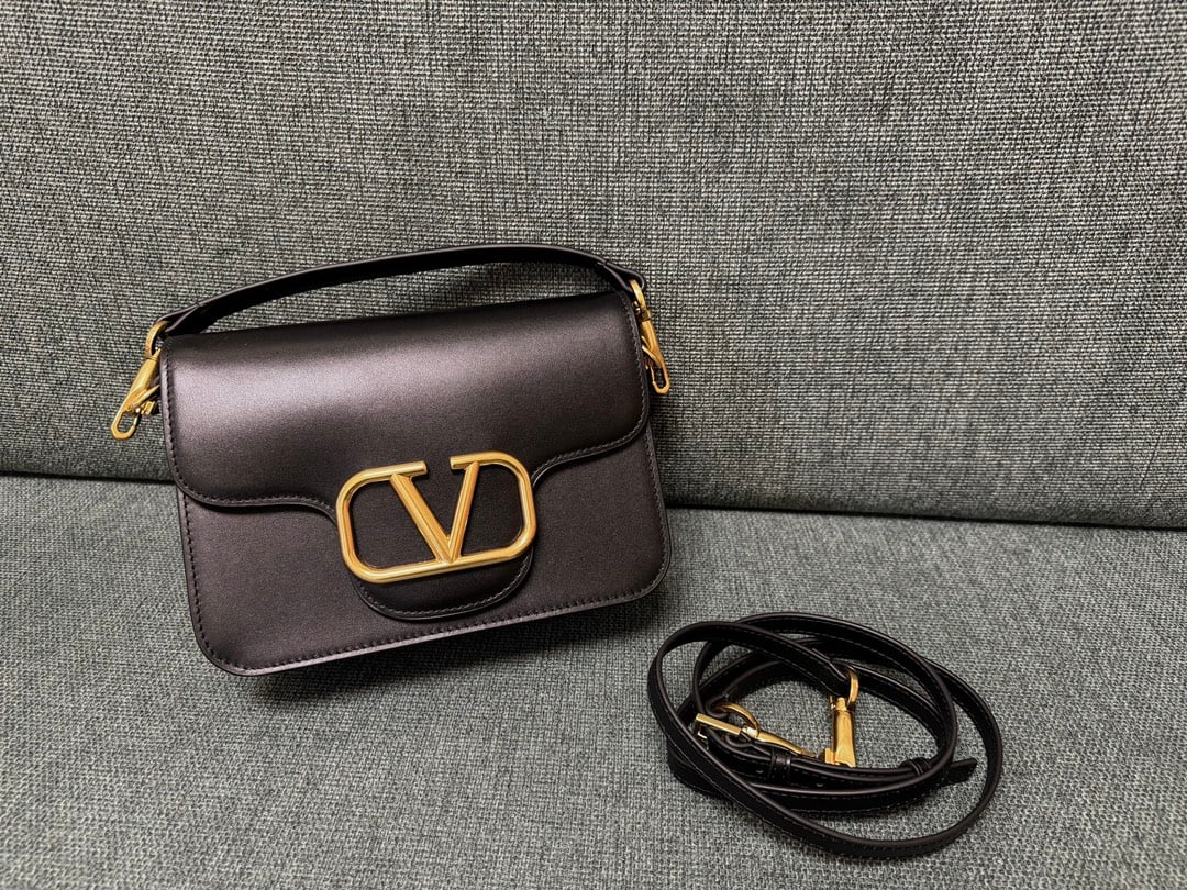 VALENTINO GARAVANI LOC0: The VALENTINO GARAVANI LOC0 valentino calfskin handbag features tonal enamel VLOGO SIGNATURE details, a detachable handle and sliding chain for versatile carrying options including hand, elbow, crossb