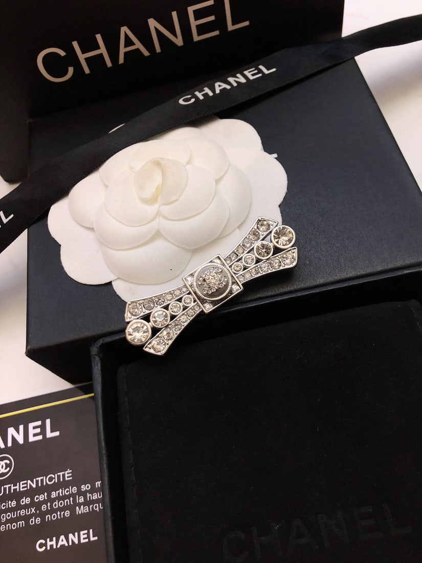 Chanel brooch: Chanel brooches are all highly characteristic of Chanel, featuring the iconic double C logo, making them the most dazzling embellishment on the chest. Whether it's the lapel of a coat, the chest of a