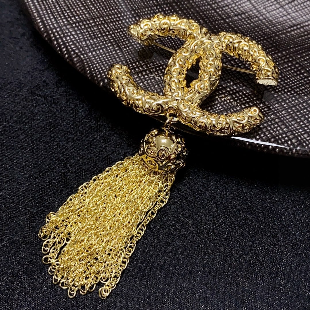 CHANEL Vintage Gold Tassel Brooch: CHANEL's vintage gold tassel brooch is the most understanding accessory for women. Women who have poured their hearts and souls into being themselves often cherish the meaning of brooches. Brooches
