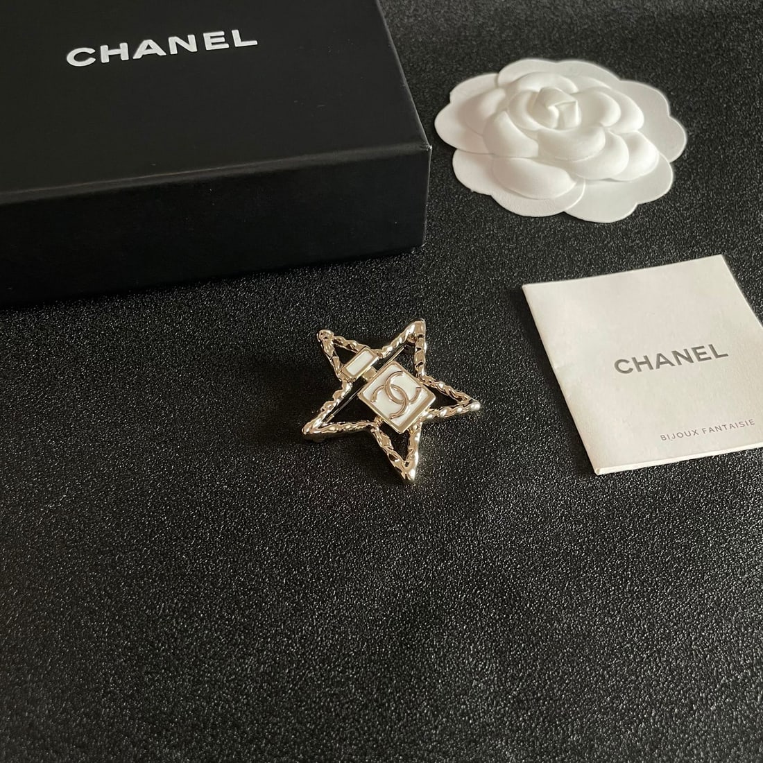 CHANEL Brooch: CHANEL brooches are the accessories that truly understand women. Women who have poured their hearts and souls into being themselves often cherish the meaning behind their brooches. Thank you for