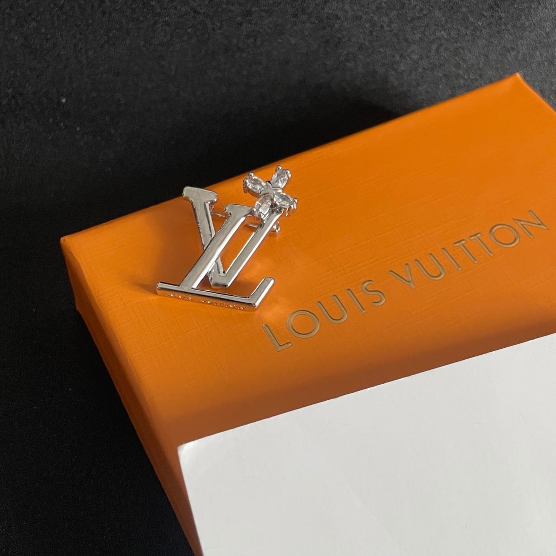 Lv Brooch (1 of 8)