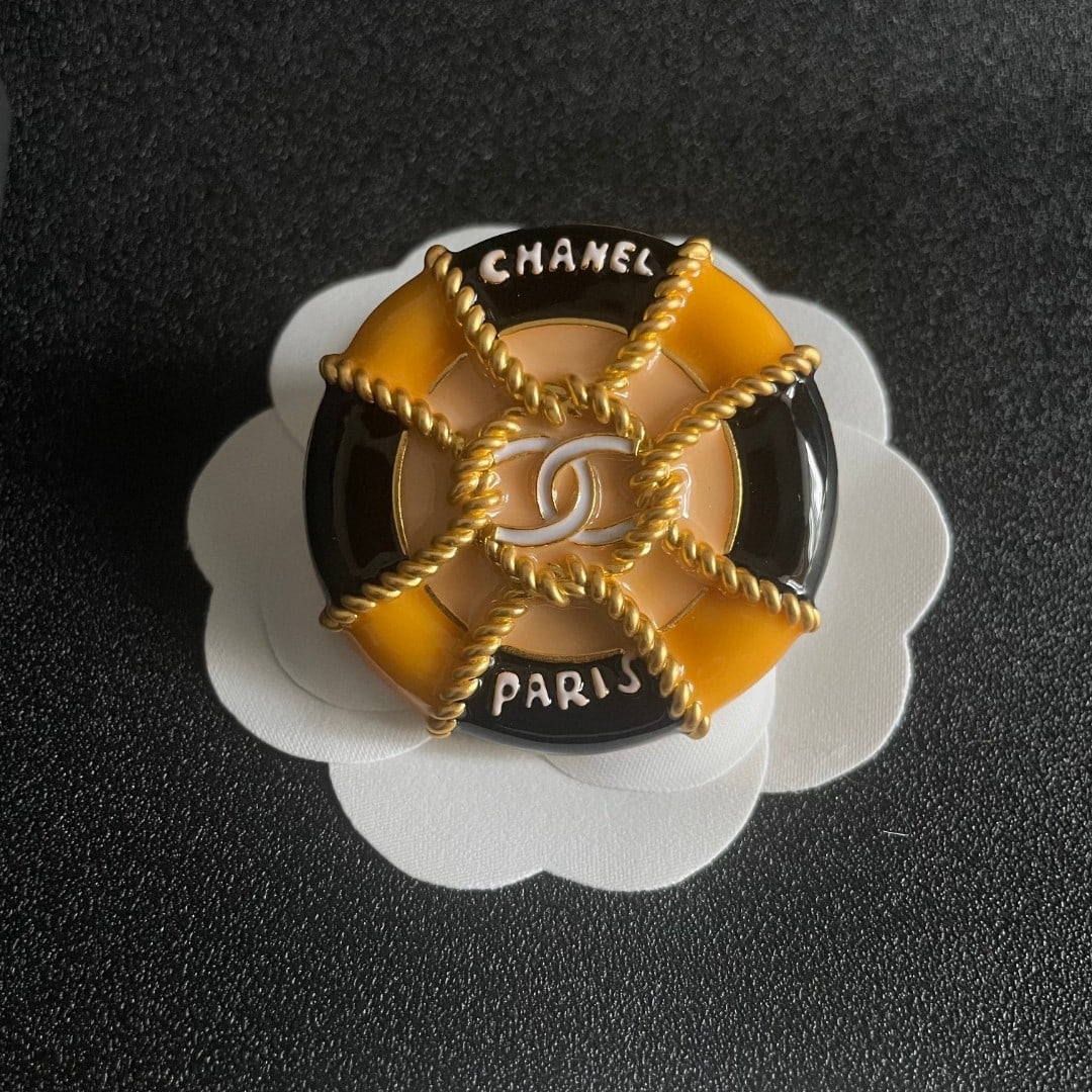 CHANEL Brooch: CHANEL brooches are accessories that truly understand women. Women who have poured their hearts and souls into being themselves often cherish the meaning of brooches. Brooches can be pinned to suit