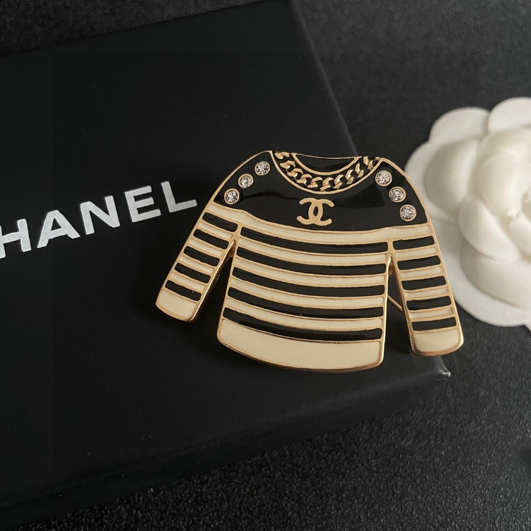 CHANEL Double C Brooch: CHANEL Double C Brooch Thank you for viewing our auction and we look forward to serving you as a valued Gold Standard Auctions customer! Each item has been carefully selected to bring quality,