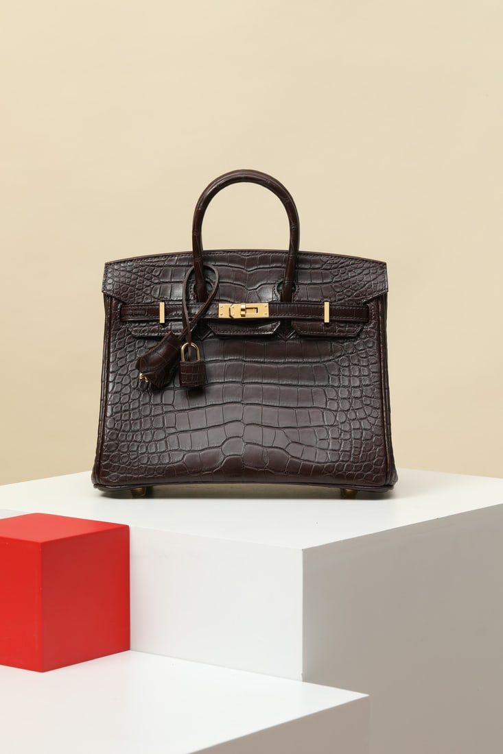 Hermes: Model: BK25 Code: BK2502300 Color: 46 Ebony Dimensions: Length 25cm x Depth 20cm x Width 13cm Material: Matte Alligator (pressed square opening) Birkin 25 Alligator Handbag, interior zip pocket,