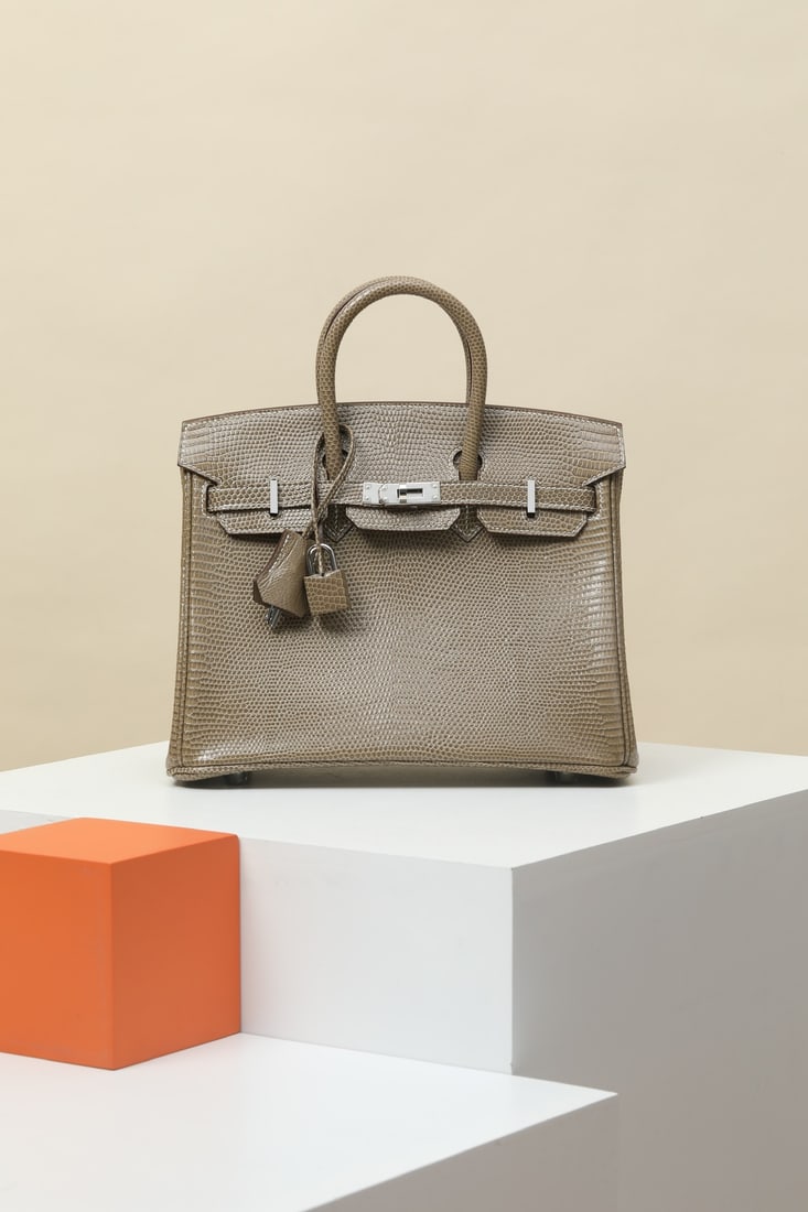 Hermes: Model: BK25 Code: BK250670 Color: 17 Hemp Rope Grey Dimensions: Length 25cm x Depth 20cm x Width 13cm Material: Lizard Skin (with one strip) Birkin 25 Lizard Handbag Interior Zipper Pocket Leather