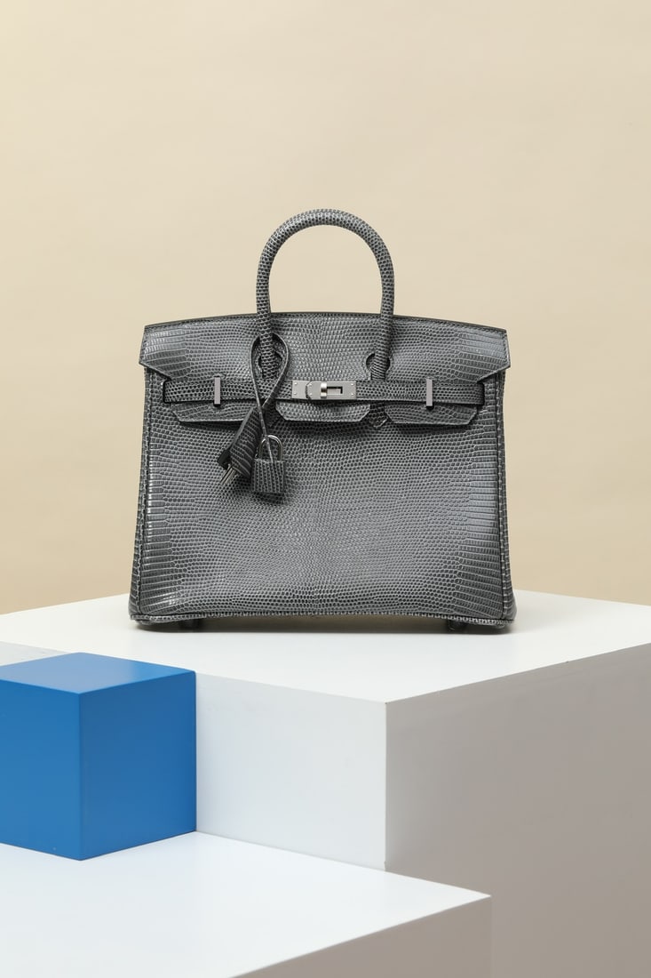 Hermes: Model: BK25 Code: BK250670 Color: 85 Marble Grey Dimensions: 25cm (L) x 20cm (D) x 13cm (W) Material: Lizard skin (with one stripe) Birkin 25 Lizard Handbag Interior zip pocket, leather lock, can be