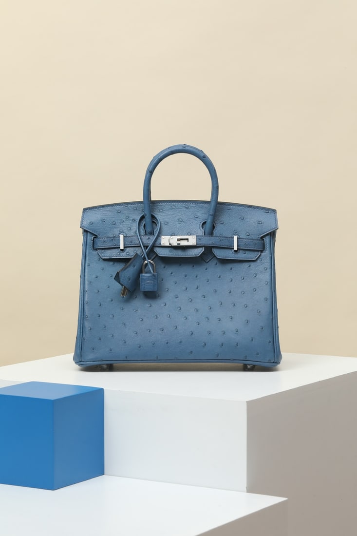 Hermes: Model: BK25 Code: BK250670 Color: R2 Agate Blue Dimensions: 25cm (L) x 20cm (D) x 13cm (W) Material: Ostrich Leather Birkin 25 Ostrich Handbag Interior Zipper Pocket Teddy Lock Can be carried by hand 
