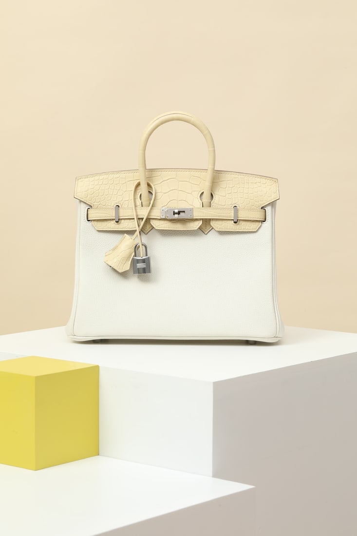 Hermes: Model: BK25 Code: BK2501050 Color: OT Mushroom White/1Y Vanilla Dimensions: Length 25cm x Depth 20cm x Width 13cm Material: Togo/Matte Alligator (pressed square opening) Birkin 25 Touch handbag with