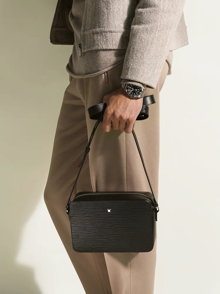 MONTBLANC 4810 series crossbody messenger bag: MONTBLANC 4810 series crossbody messenger bag, classic black. Material: cowhide leather. Packaging: cloth bag. Thank you for viewing our auction and we look forward to serving you as a valued Gold Sta