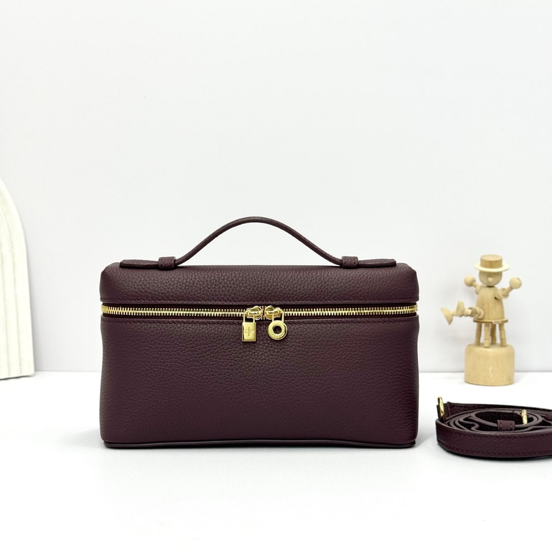 Loropiana Loro piana Extra Pocket L19 Clutch: Loropiana Loro Piana Extra Pocket L19, a red bean color, is a functional clutch with a wide opening, combining classic style with minimalist design. The bag is made of calfskin leather with a subtle h