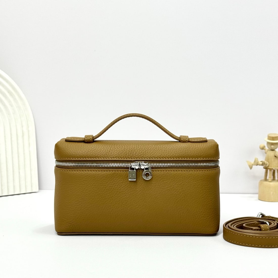Loropiana Loro piana Extra Pocket L19 Clutch: Loropiana Loro Piana Extra Pocket L19 Jungle Brown is a functional clutch with a wide opening, combining classic style with minimalist design. The body is made of calfskin leather with a subtle hammer