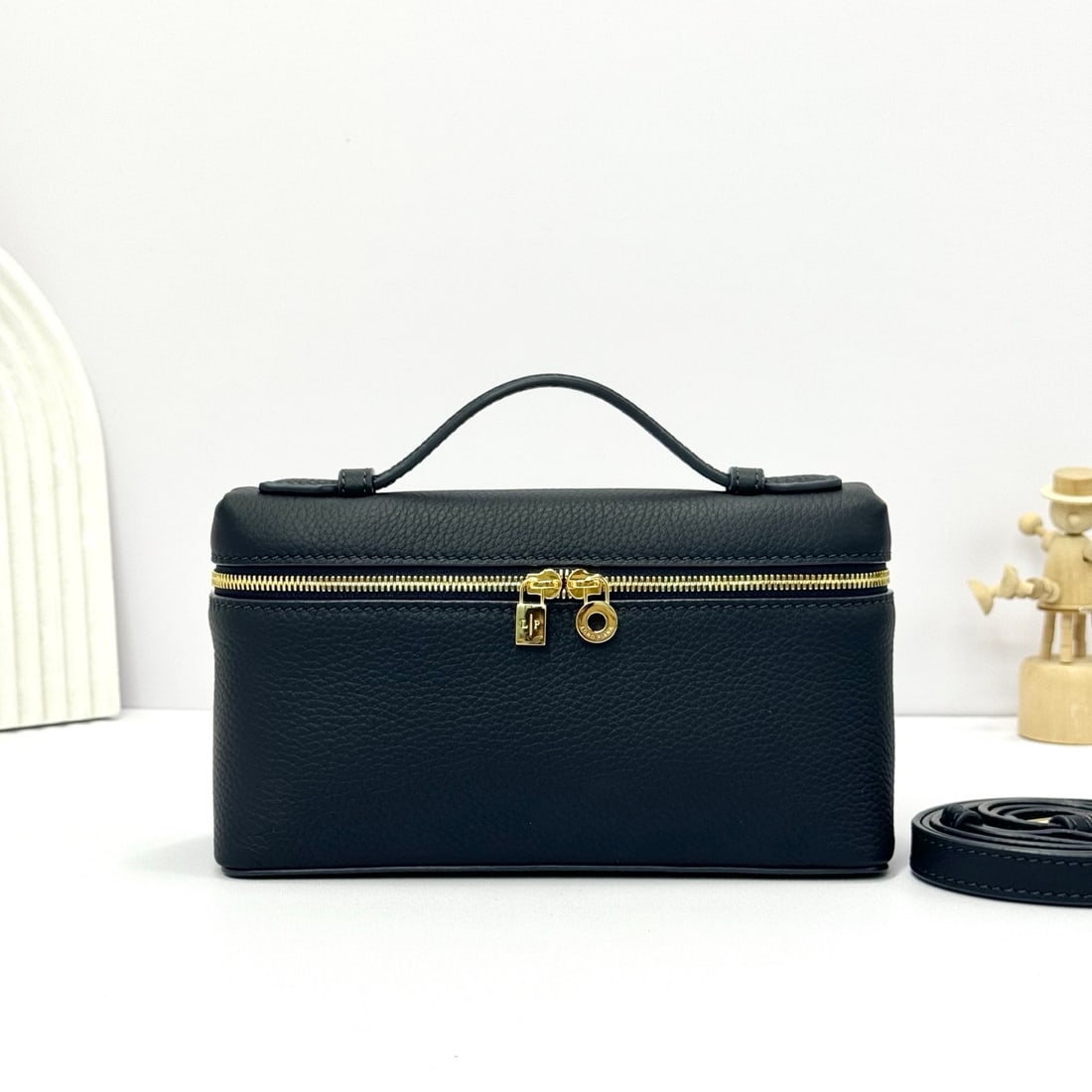 Loropiana Loro piana Extra Pocket L19 Clutch: Loropiana Loro Piana Extra Pocket L19 in Deep Royal Blue is a functional clutch with a wide opening, combining classic style with minimalist design. The body is made of calfskin leather with a subtle 