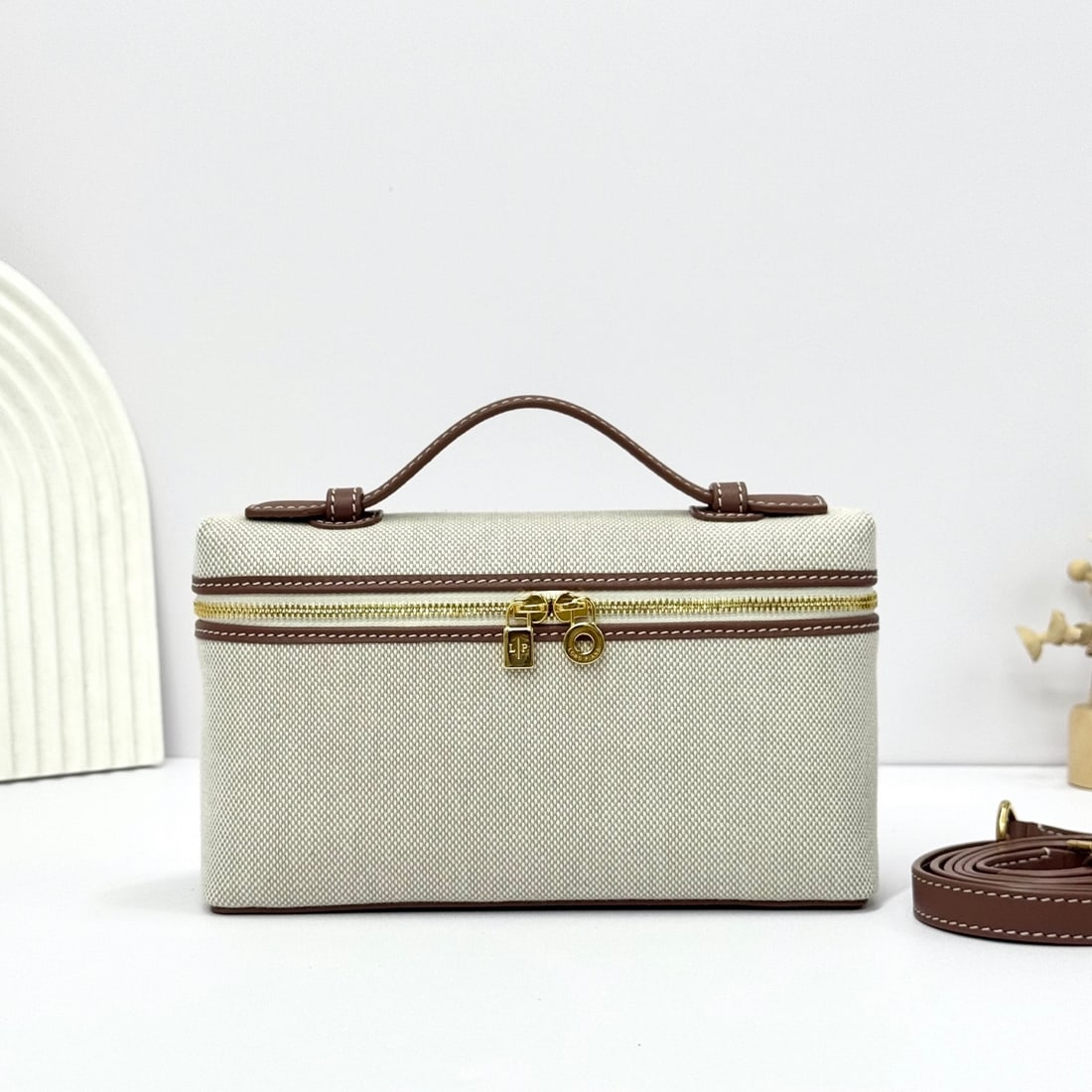 Loropiana Loro piana Extra Pocket L19 Clutch: Loropiana Extra Pocket L19 in caramel canvas is a functional clutch with a wide opening, combining classic style with minimalist design. The body is made of calfskin leather with a subtle hammered tex