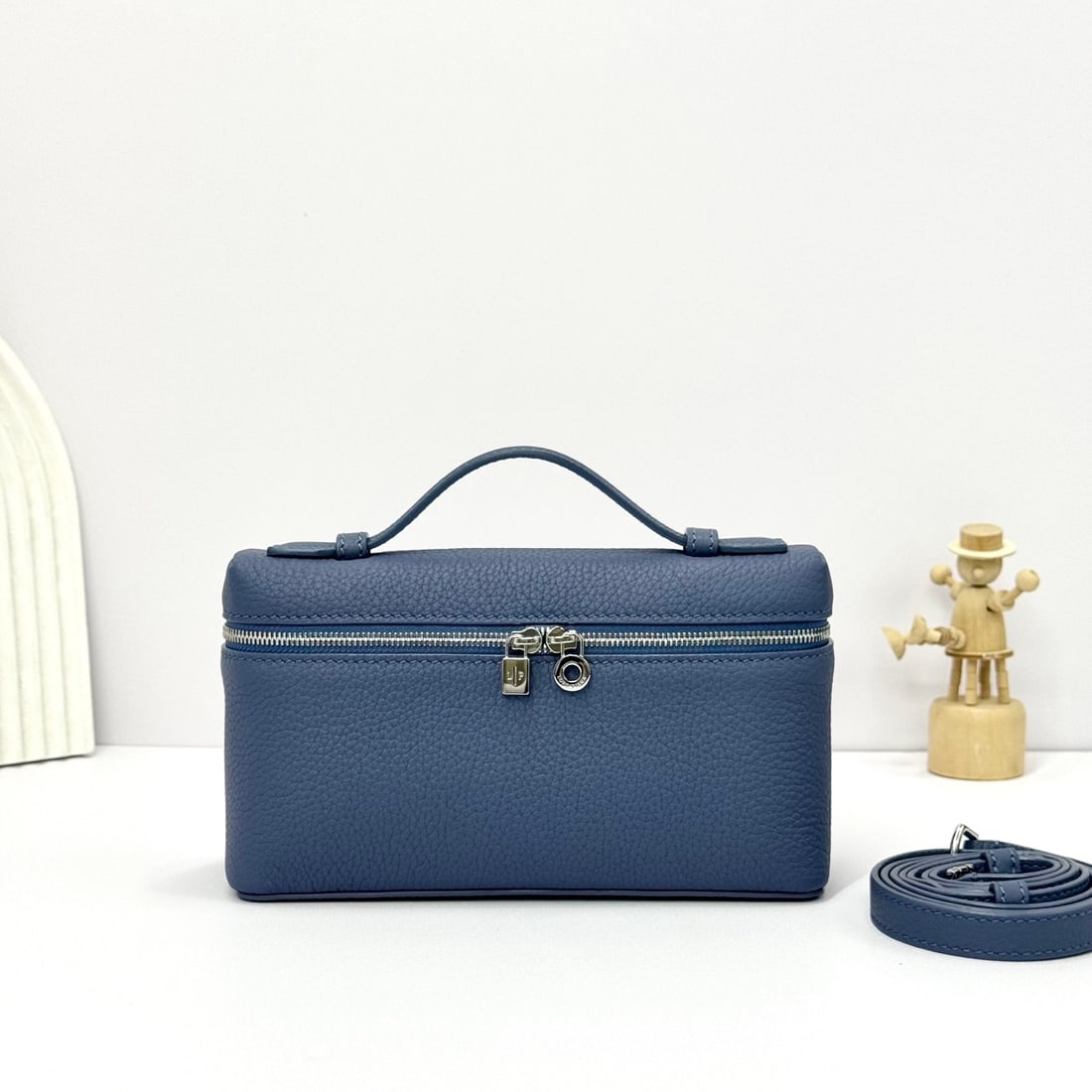 Loropiana Loro piana Extra Pocket L19 Clutch: Loropiana Loro Piana Extra Pocket L19 in Cool Indigo is a functional clutch with a wide opening, combining classic style with minimalist design. The body is made of calfskin with a subtle hammered tex