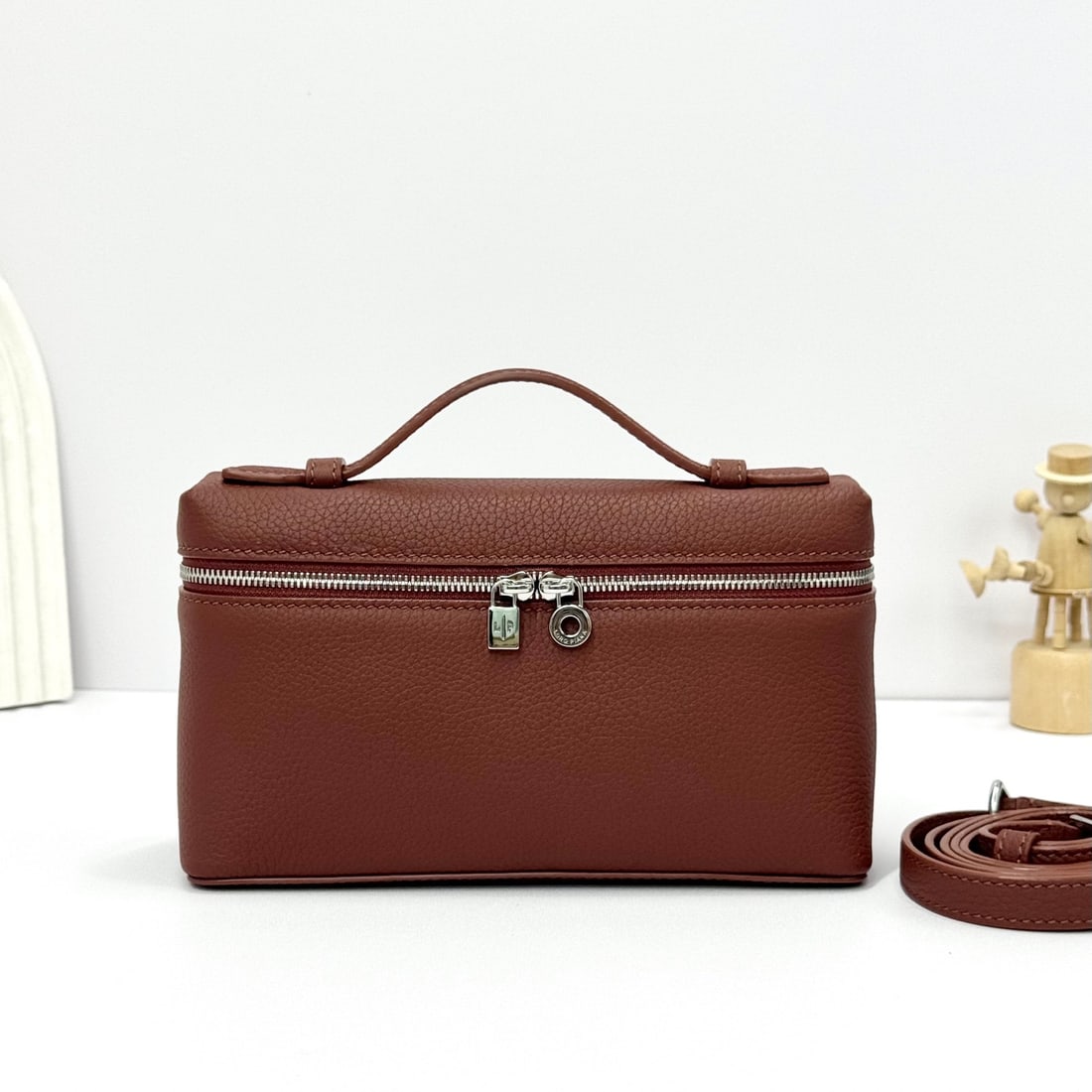 Loropiana Loro piana Extra Pocket L19 Clutch: Loropiana Loro Piana Extra Pocket L19, in brick red, is a functional clutch with a wide opening, combining classic style with minimalist design. The body is made of calfskin with a subtle hammered tex