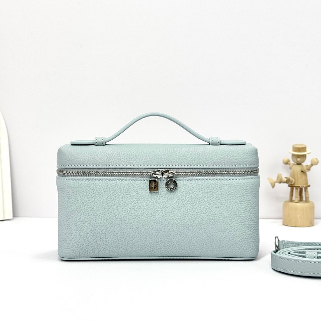 Loropiana Loro piana Extra Pocket L19 Clutch: Loropiana Loro Piana Extra Pocket L19 Light Blue Beauty is a functional clutch with a wide opening, combining classic style and minimalist design. The bag is made of calfskin leather with a subtle ham