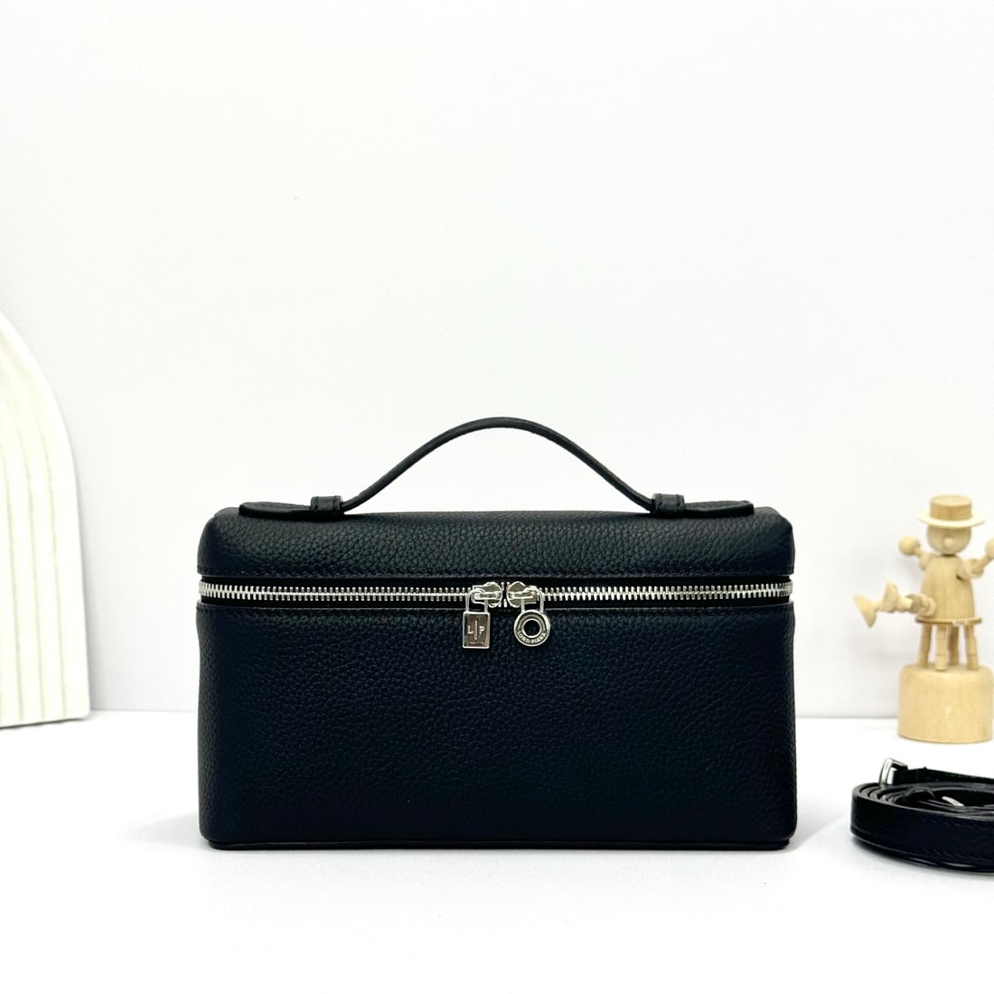 Loropiana Loro piana Extra Pocket L19 Clutch: Loropiana Extra Pocket L19 in Black is a functional clutch with a wide opening, combining classic style with minimalist design. The body is made of calfskin leather with a subtle hammered texture, whi