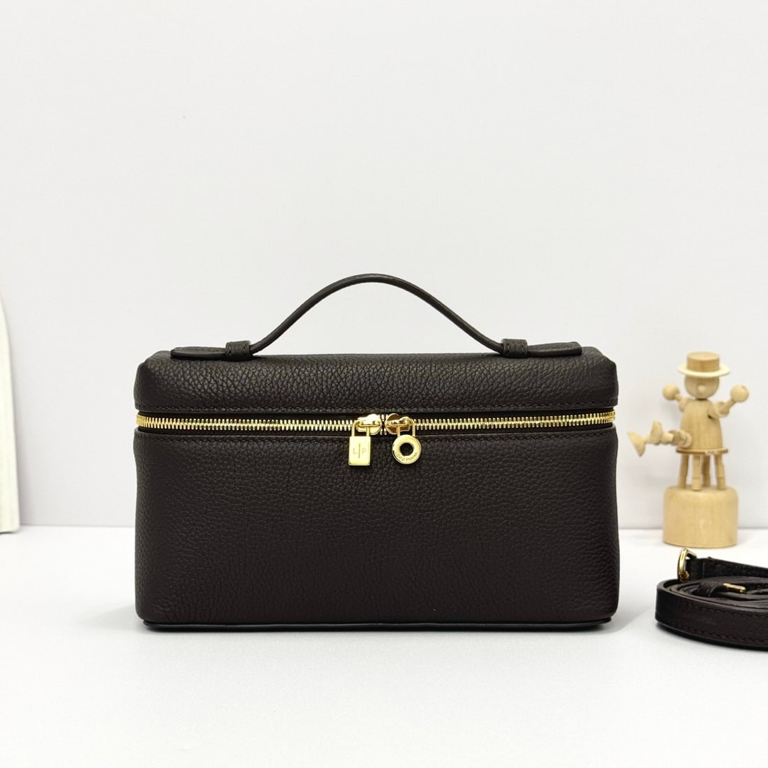 Loropiana Loro piana Extra Pocket L19 Clutch: Loropiana Extra Pocket L19 (Coffee) is a functional clutch with a wide opening, combining classic style with minimalist design. The body is made of calfskin leather with a subtle hammered texture, whi