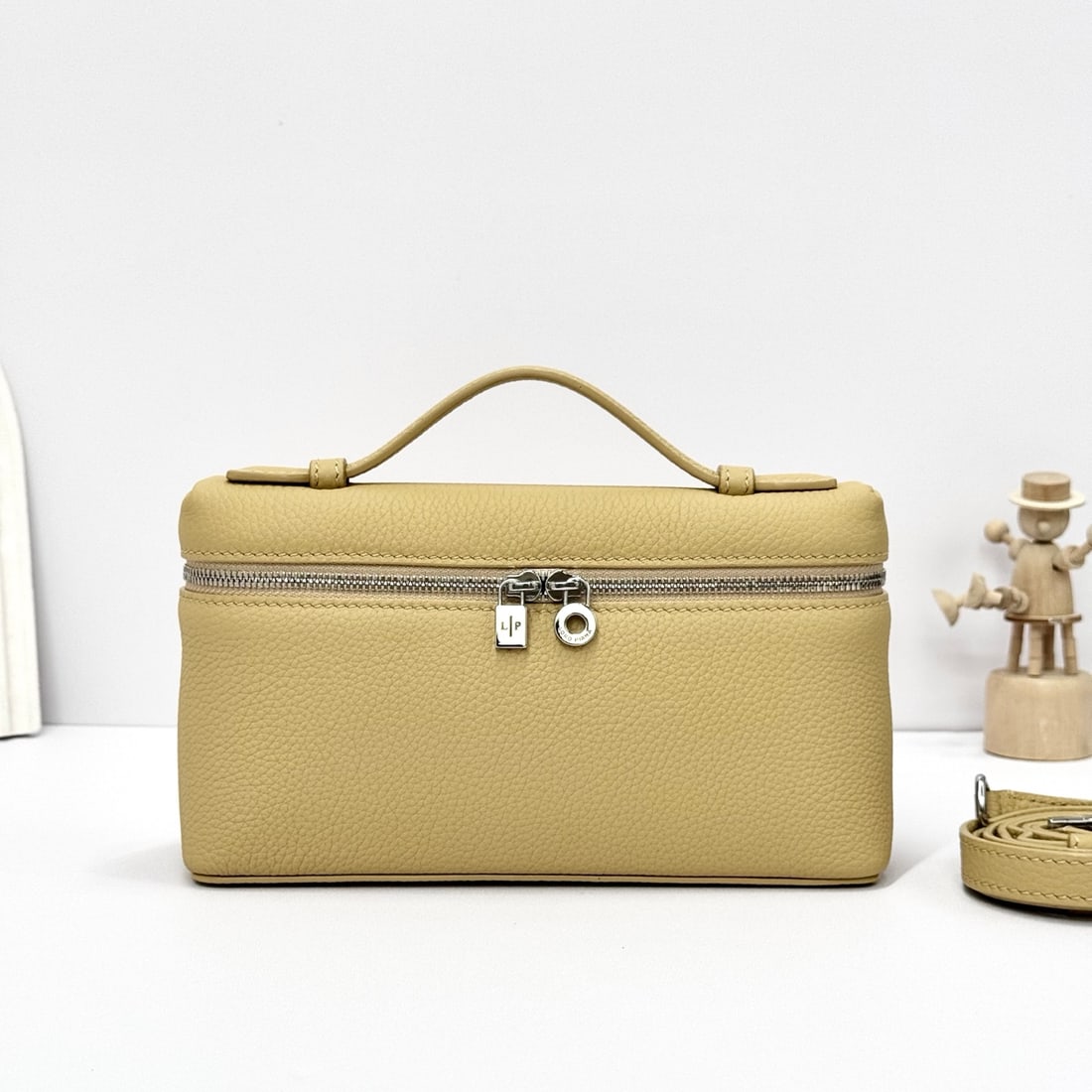 Loropiana Loro piana Extra Pocket L19 Clutch: Loropiana Loro Piana Extra Pocket L19 in butter is a functional clutch with a wide opening, combining classic style with minimalist design. The body is made of calfskin leather with a subtle hammered 