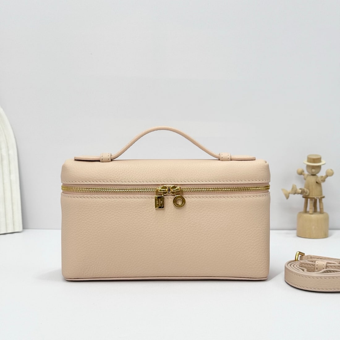 Loropiana Loro piana Extra Pocket L19 Clutch: Loropiana Loro Piana Extra Pocket L19, Creamy Honey Color. This is a functional clutch with a wide opening, combining classic style and minimalist design. The body is made of calfskin with a subtle ha