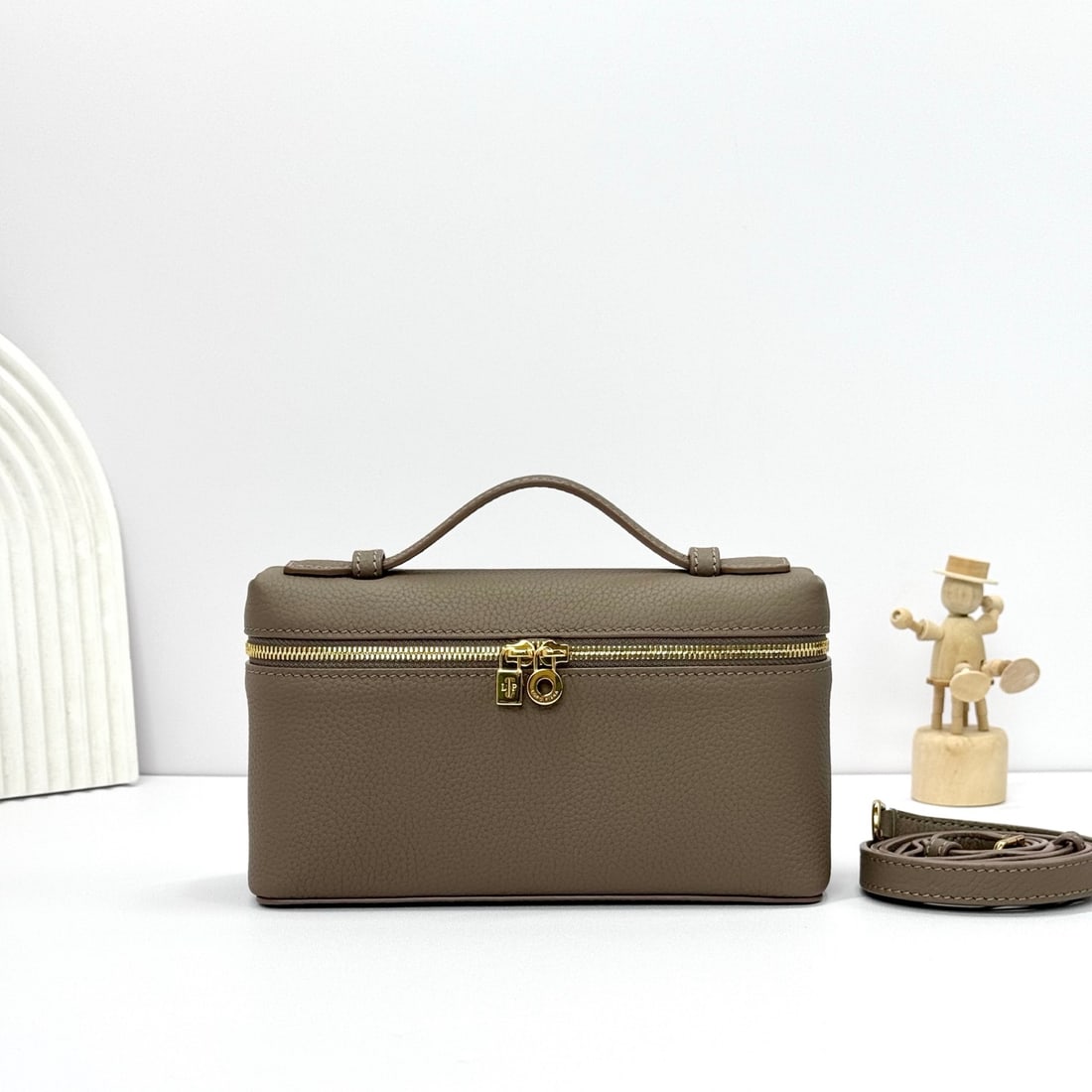 Loropiana Loro piana Extra Pocket L19 Clutch: Loropiana Extra Pocket L19 in Warm Beige is a functional clutch with a wide opening, combining classic style with minimalist design. The body is made of calfskin with a subtle hammered texture, while 