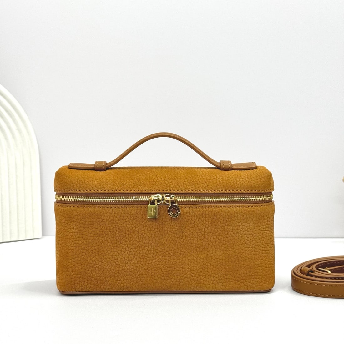 Loropiana Loro piana Extra Pocket L19 Clutch: Loropiana Loro Piana Extra Pocket L19 in Fashionable Brown is a functional clutch with a wide opening, combining classic style with minimalist design. The body is made of calfskin with a subtle hammer