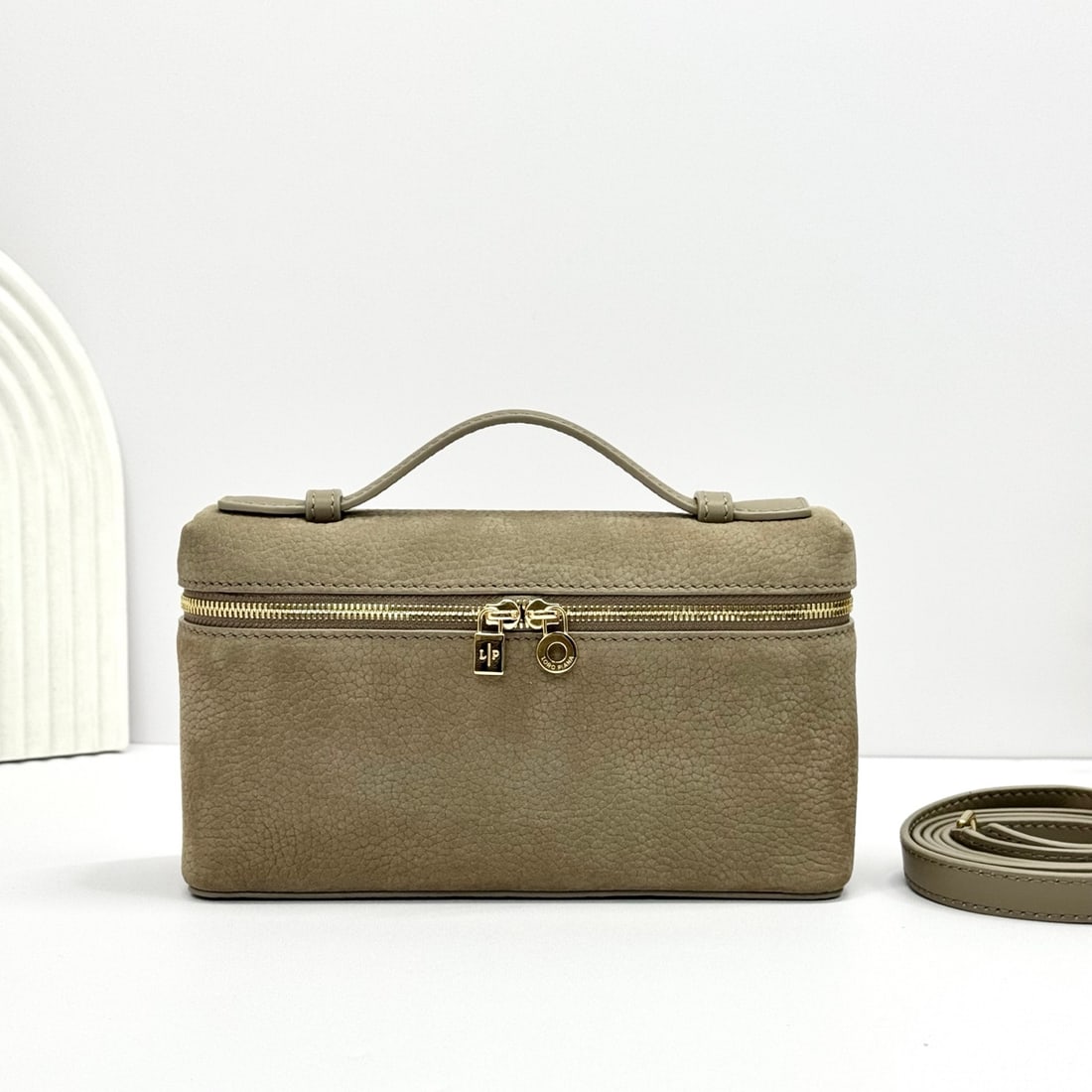 Loropiana Loro piana Extra Pocket L19 Clutch: Loropiana Loro Piana Extra Pocket L19 (Taupe) is a functional clutch with a wide opening, combining classic style with minimalist design. The body is made of calfskin leather with a subtle hammered te