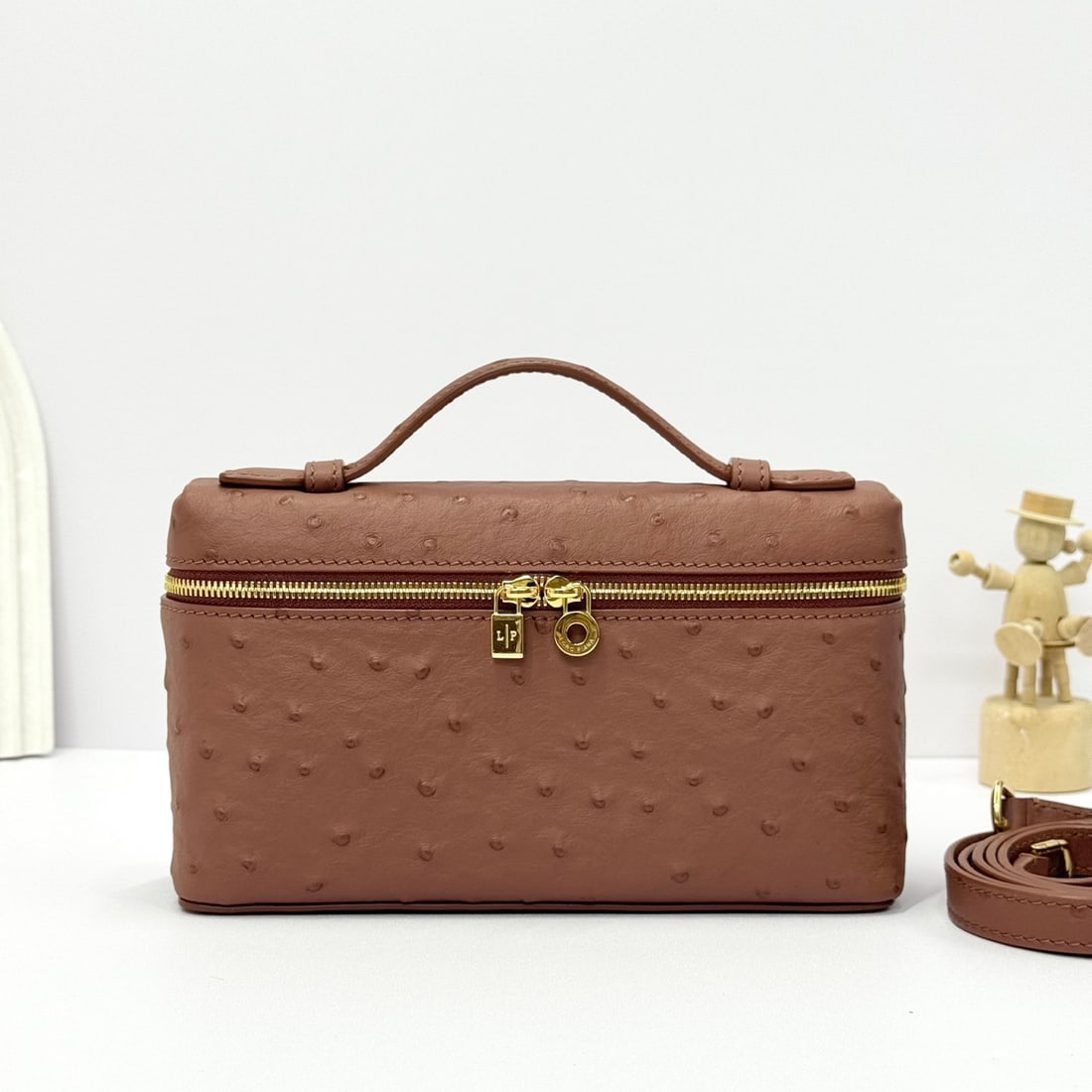 Loropiana Loro piana EXtra pocket L19 clutch bag: Loropiana Piana Extra Pocket L19, ostrich-patterned, brick-colored, gold-buckled. This is a functional clutch with a wide opening, combining classic style with minimalist design. The body is made of o
