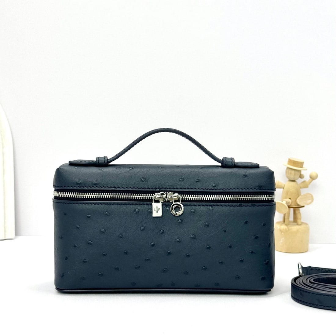 Loropiana Loro piana EXtra pocket L19 clutch bag: Loropiana Loro Piana Extra Pocket L19, Ostrich Pattern, Midnight Blue, Silver Buckle. This is a functional clutch with a wide opening, combining classic style and minimalist design. The body is made o