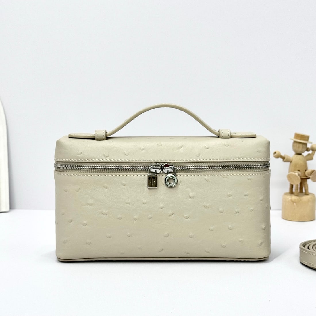 Loropiana Loro piana EXtra pocket L19 clutch bag: Loropiana Piana Extra Pocket L19, ostrich-patterned light beige with silver hardware. This is a functional clutch with a wide opening, combining classic style and minimalist design. The body is made o