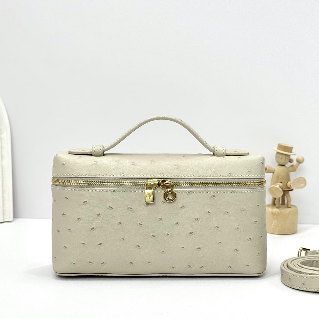 Loropiana Loro piana EXtra pocket L19 clutch bag: Loropiana Piana Extra Pocket L19, Ostrich Pattern, Light Beige, Gold Hardware. This is a functional clutch with a wide opening, combining classic style and minimalist design. The body is made of