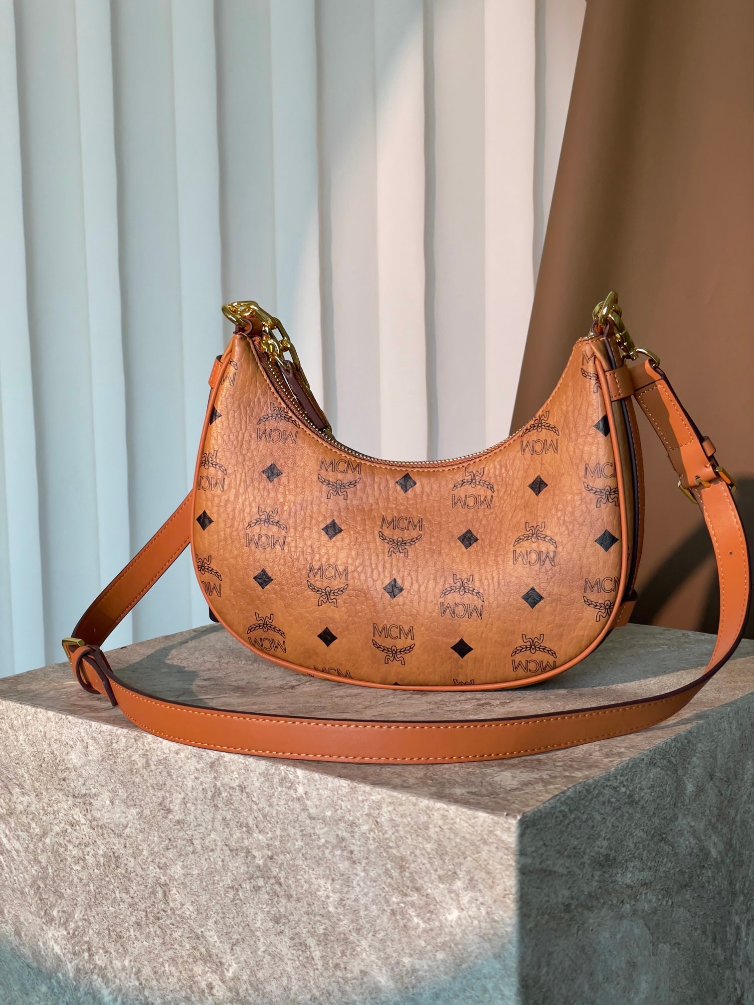 MCM AREN HOBO Crescent Bag: MCM AREN HOBO Crescent Bag Thank you for viewing our auction and we look forward to serving you as a valued Gold Standard Auctions customer! Each item has been carefully selected to bring quality,