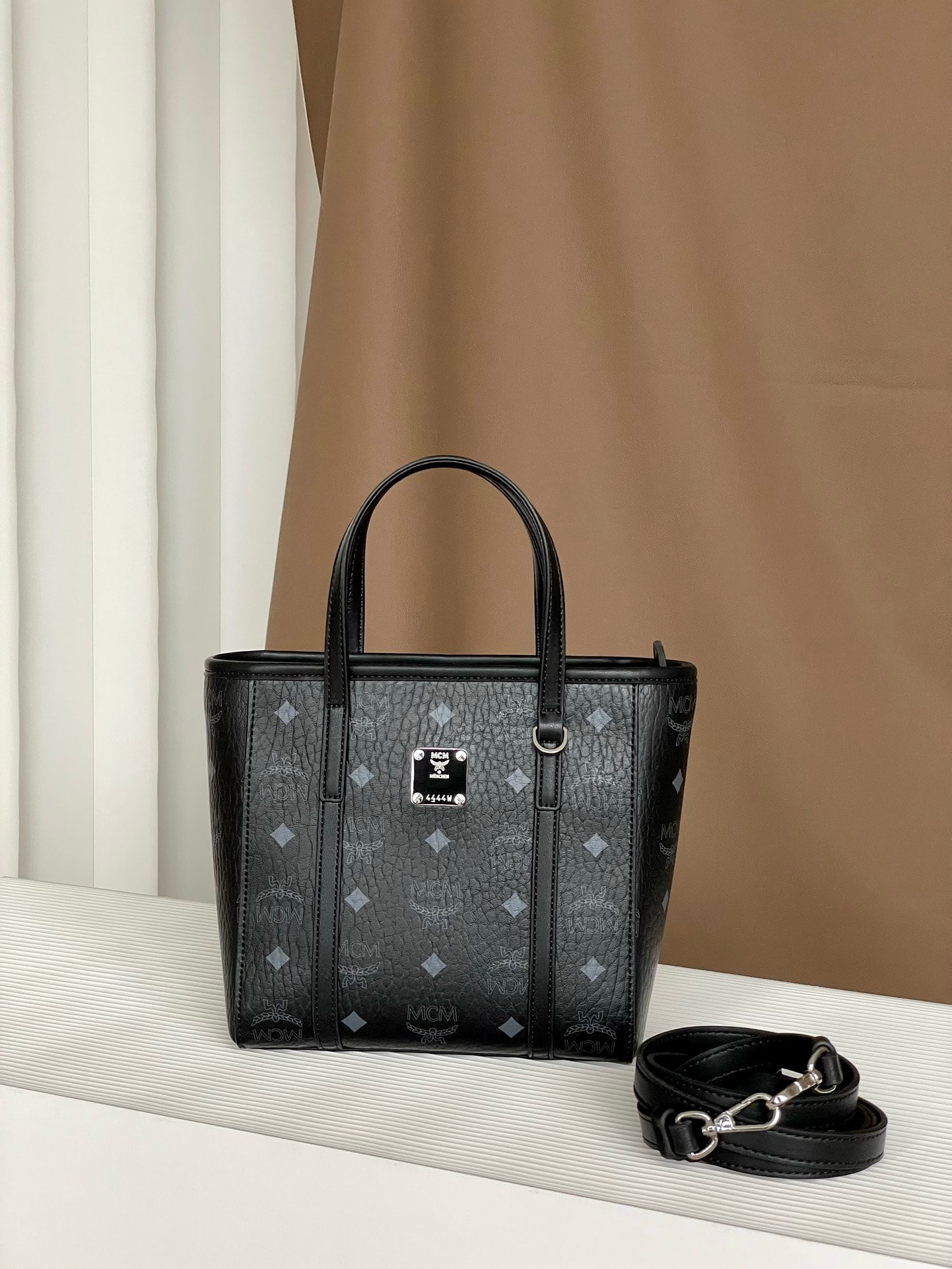 MCM AREN TONI VISETOS MINI New Shopping Bag/Basket: MCM AREN TONI VISETOS MINI New Version Shopping Bag Basket - Classic Black. Can be worn on the shoulder or crossbody. A super classic shopping basket! Stylish, suitable for everyday wear, functional,