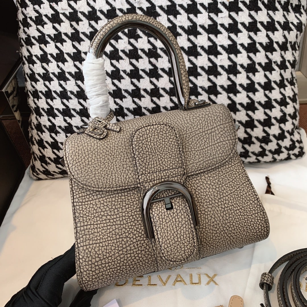 Delvaux Brillant Mini Metal Glam: The Brillant Mini Metal Glam bag is crafted from rugged calfskin with a textured neckline and features premium stainless steel hardware. The metal wrist strap design is charming yet understated, exudi