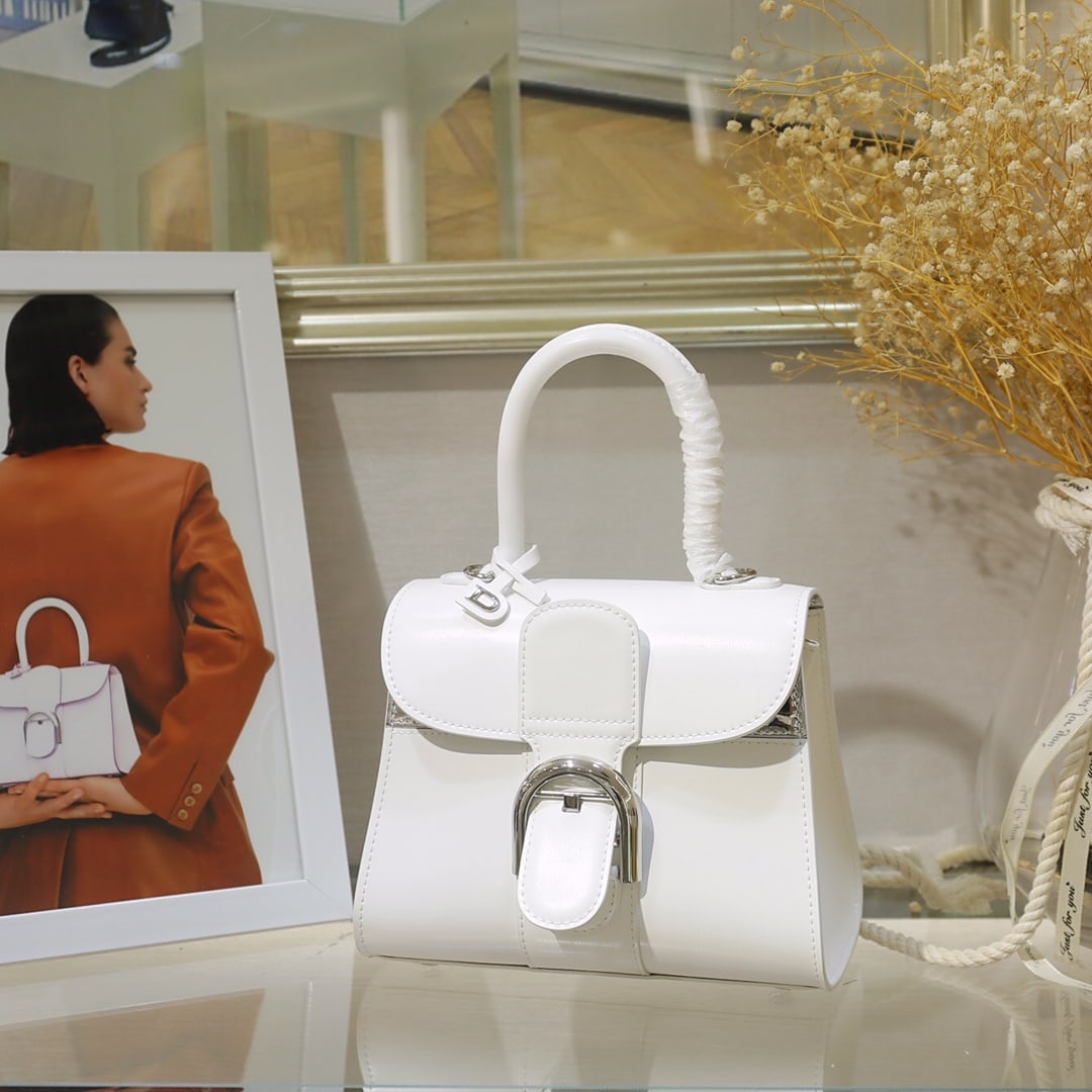Delvaux Brillant: Delvaux Brillant, the Belgian royal brand, presents a classic bag! Made from Box Calf leather, this bag features a clean design with mirrored leather accents, combining striking lines with exceptional