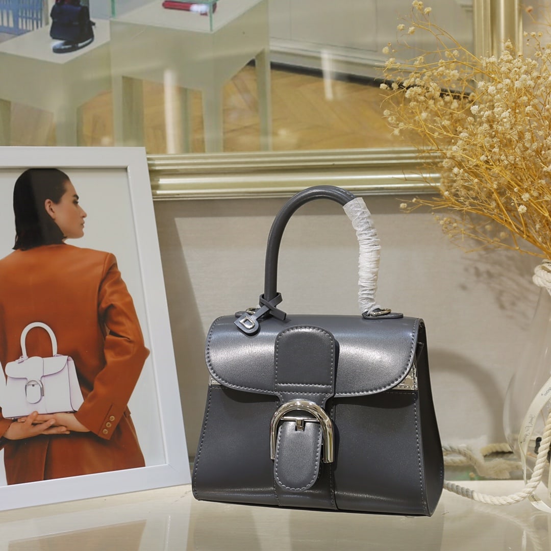 Delvaux Brillant: Delvaux Brillant, the Belgian royal brand, presents a classic bag! Made from Box Calf leather, this bag features a clean design with mirrored leather accents, combining striking lines with exceptional