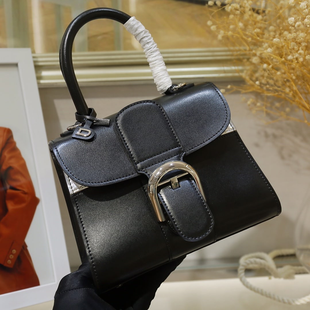 Delvaux Brillant: Delvaux Brillant, the Belgian royal brand, presents a classic bag! Made from Box Calf leather, this bag features a clean design with mirrored leather accents, combining striking lines with exceptional