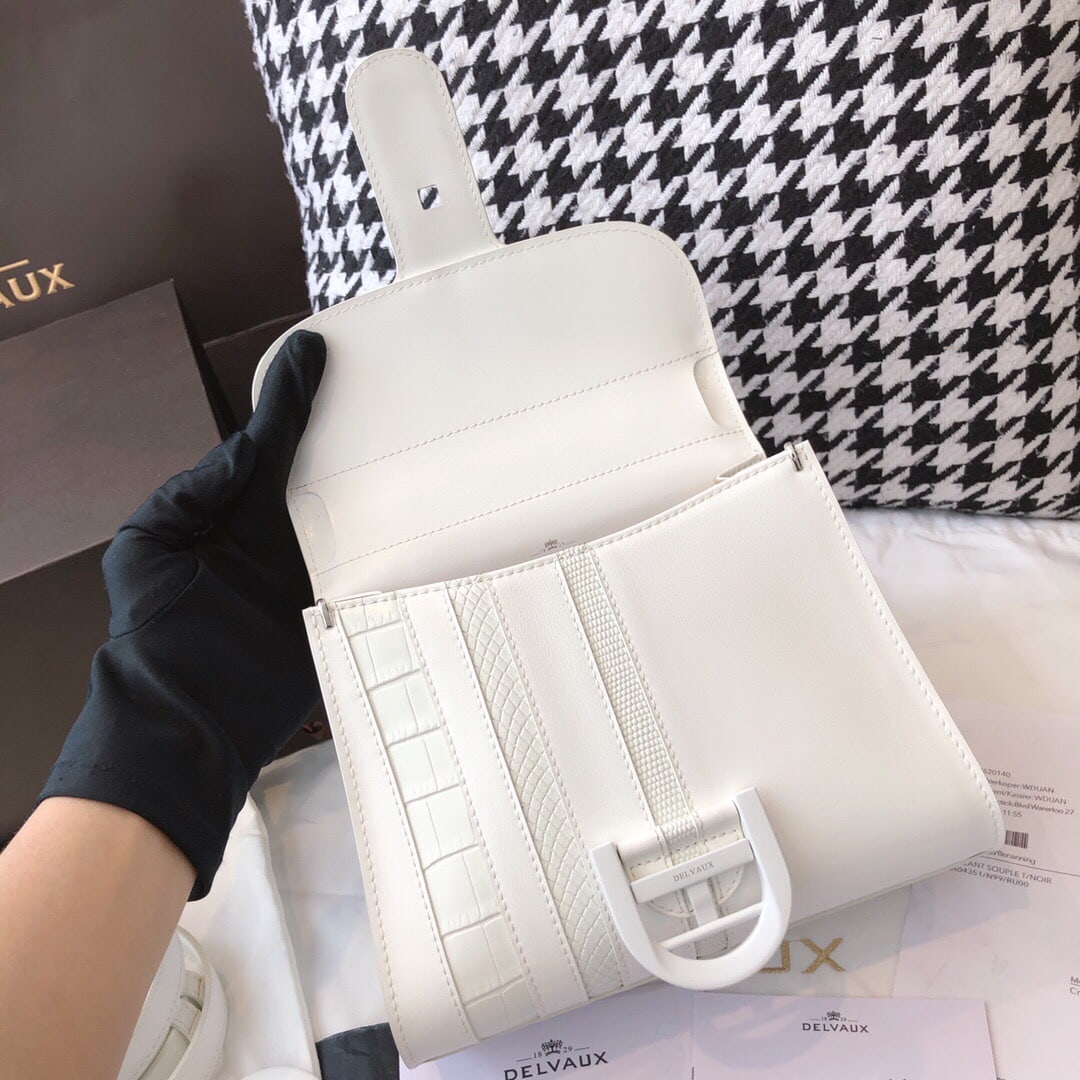 Delvaux Sporty Stripes Noir & Ivory Brillant: Delvaux, a Belgian brand, embodies the perfect quality of vintage luxury. The Sporty Stripes Noir & Ivory Brillant MM classic handbag is crafted from box leather with stainless steel hardware. It feat