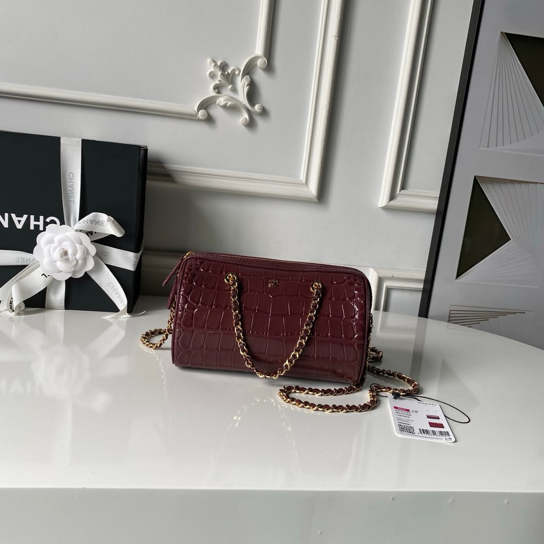 CHANEL Crocodile-Patterned Round Bowling Ball: The CHANEL crocodile-embossed cylindrical bowling bag, also known as the Boston cylindrical bag, is a popular casual luxury retro item from the brand in recent years. It features a delicate and compac