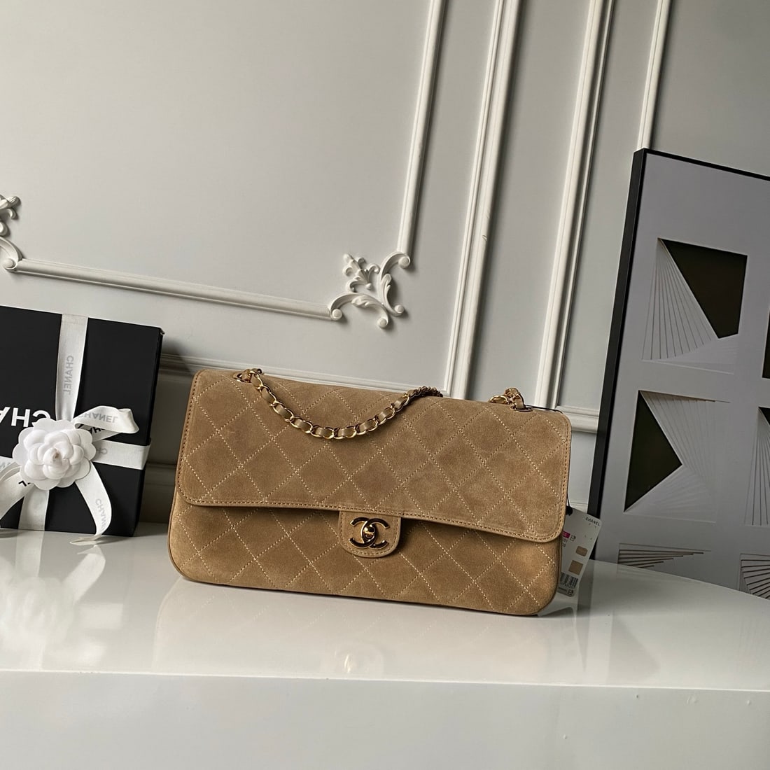 CHANEL Classic Flap (CF): CHANEL Classic Flap (CF) Light gold double C buckle + leather-threaded metal chain shoulder strap. Gentle yet luxurious, timeless and versatile, it develops a vintage charm with wear. A high-end feel