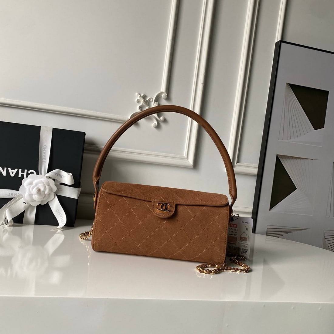 CHANEL Retro Handle Bowling Bag: This CHANEL vintage-style bowling bag features a suede finish and a light gold double-C twist clasp, blending the elegance of a vintage handbag with a modern chain strap. The elegant handbag style is 