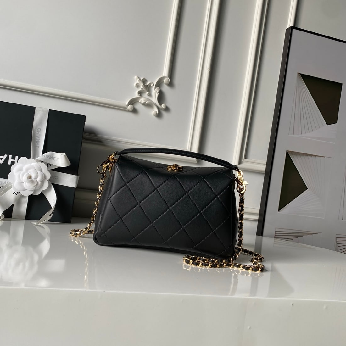 CHANEL runway hobo flap bag: CHANEL runway hobo bag, made of lambskin, features a light gold double C clasp handle and a detachable leather-strapped long gold chain, offering three carrying options to suit various occasions.
